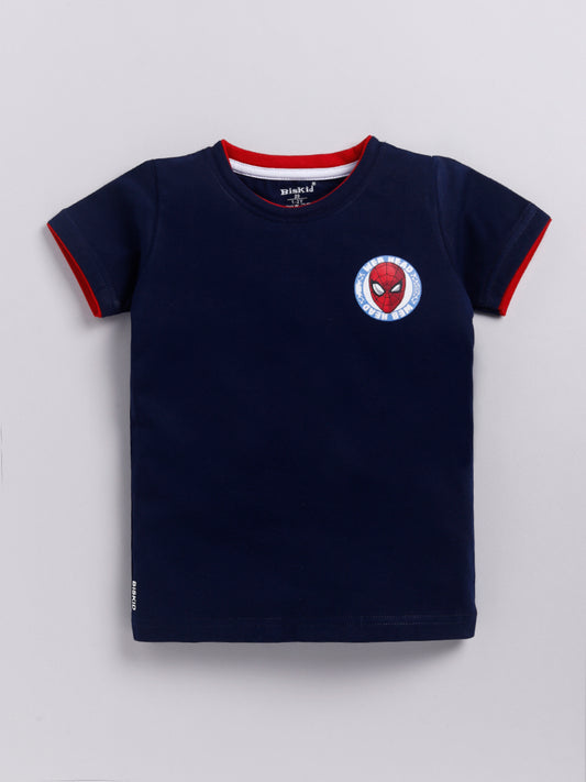 a flat lay of a navy Biskid brand boys short-sleeve t-shirt with red trim, featuring a Spider-Man "WEB-HEAD" graphic, along with icons highlighting its features: stretchable, breathable, light and comfortable, naturally soft, 100% cotton, and ideal for 30°C - 45°C temperatures.